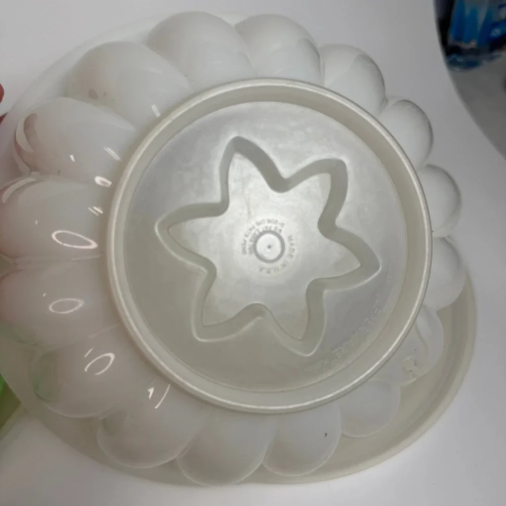 Tupperware VTG Jello Molds Set of 2 Green and White Retro Kitchen Plastic